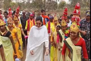 navneet rana ravi rana couple enjoying holi in melghat in amaravati maharastra