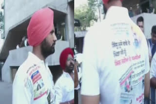 Raja Waring reached the Vidhan sabha wearing a unique T-shirt