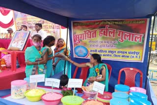 Women making herbal gulal in Korba