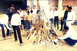 Holi Festival 2023: હોળી નિમિત્તે લોકોએ ગુટકા સિગારેટ તમાકુ દહન કરીને આપ્યો અનોખો સંદેશ