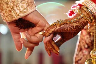 karnataka couple fined 6lakh rupees for inter caste marriage and  bycott the couple family from the villages