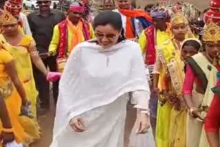 MP Navneet Rana danced with tribals