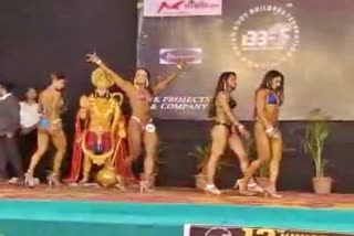 women bodybuilder performance