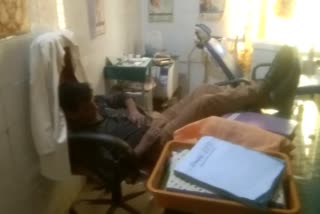drunken-govt-doctor-slept-in-the-office-at-tumkur govt hospital