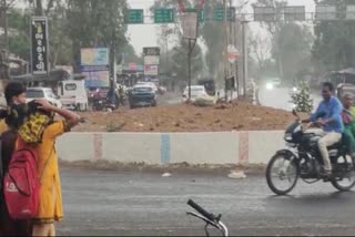 Unseasonal Rain: નવસારીમાં કમોસમી વરસાદના કારણે ખેડૂતોમાં ચિંતા, કેરીના પાકને નુકસાનની વકી