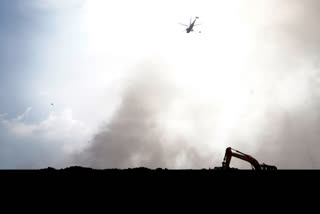 brahmapuram smoke  brahmapuram air force  brahmapuram  brahmapuram fire update  വ്യോമസേന  ബ്രഹ്മപുരത്തെ പുക  വ്യോമസേന ഹെലികോപ്‌ടര്‍  ബ്രഹ്മപുരം മാലിന്യ പ്ലാന്‍റിലെ തീപിടിത്തം