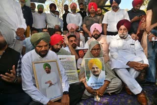 Sidhu Moosewala parents sitting on protest outside the Punjab Vidhan Sabha