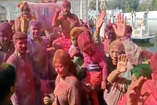 Devotees celebrated the festival of Holi with devotion and enthusiasm at the historical temple Durgiana Tirth Dham