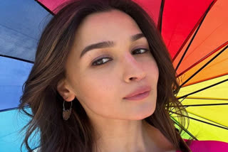 'Rangeeli Rani' Alia Bhatt shares picture from RRKPK shoot on Holi