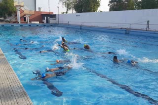 Swimming Pool: વડોદરામાં સ્વિમિંગ શીખનારાઓની સંખ્યા વધી, પરંતુ લેડીઝ બેચમાં ટ્રેનરનો અભાવ