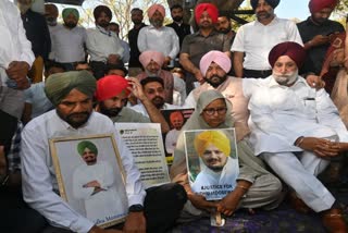 Sidhu MooseWala parents sitting on protest outside the Punjab Vidhan Sabha