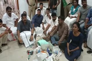 brahmapuram fire incident  brahmapuram  youth congress protest  waste plant fire  depositing waste infront of mayor office  kochi mayor  renu raj  latest news in ernakulam  latest news today  തീപിടിത്തത്തെ തുടര്‍ന്ന് മാലിന്യശേഖരം നിലച്ചു  കൊച്ചി കോർപ്പറേഷൻ ഓഫീസിൽ  മാലിന്യം നിക്ഷേപിച്ച് യൂത്ത് കോണ്‍ഗ്രസ്  മേയറുടെ ഓഫീസിന് മുന്നിലായിരുന്നു  ഡെപ്യൂട്ടി മേയറെ ഉപരോധിച്ച് കൗണ്‍സിലര്‍മാര്‍  യൂത്ത് കോൺഗ്രസ്  വ്യോമ സേനയുടെ ഹെലികോപ്‌റ്ററുകള്‍  എറണാകുളം ഏറ്റവും പുതിയ വാര്‍ത്ത  ഇന്നത്തെ പ്രധാന വാര്‍ത്ത  ബ്രഹ്മപുരത്തെ തീപിടിത്തം  ഇന്നത്തെ പ്രധാന വാര്‍ത്ത