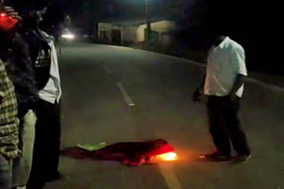 man burnt saree  angry on political party workers  ಸೀರೆ ಹಂಚಲು ಬಂದ ರಾಜಕೀಯ ಮುಖಂಡದ ಬೆಂಬಲಿಗರು  ಸೀರೆ ಸುಟ್ಟು ಕ್ಲಾಸ್ ತೆಗೆದುಕೊಂಡ ವ್ಯಕ್ತಿ  ವಿಧಾನಸಭಾ ಚುನಾವಣೆಗೆ ಇನ್ನು ಕೆಲ ತಿಂಗಳು ಮಾತ್ರ ಬಾಕಿ  ಮತದಾರರನ್ನು ಸೆಳೆಯುಲು ಕಸರತ್ತು  ಮದ್ಯ ವ್ಯಸನಿಯೊಬ್ಬ ಸೀರೆಗೆ ಬೆಂಕಿ ಹಚ್ಚಿ ಆಕ್ರೋಶ  ಸಾಮಾಜಿಕ ಜಾಲತಾಣದಲ್ಲ ವಿಡಿಯೋ ವೈರಲ್​