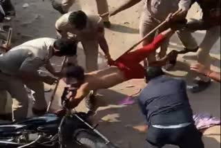 ہولی کے موقع پر دہلی پولیس نے نوجوان کی زبردست پٹائی کی