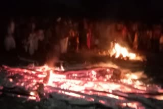 आदिवासियों ने कैसे आग के अंगारो पर चलकर मनाई होलिका दहन की परंपरा