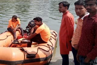 सुलतानपुर में गोमती नदी से युवक का शव बरामद कर लिया गया.