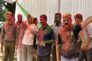 Policemen played Holi in indore
