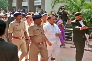 BJP MLA Madal Virupakshappa appeared  Virupakshappa appeared before Lokayukta police  BJP MLA Madal Virupakshappa case  KSDL bribe case  ಬಿಜೆಪಿ ಶಾಸಕ ಮಾಡಾಳ್ ವಿರೂಪಾಕ್ಷಪ್ಪ  ಲೋಕಾಯುಕ್ತ ಪೊಲೀಸರ ಮುಂದೆ ಹಾಜರಾದ ಬಿಜೆಪಿ ಶಾಸಕ  ಕೆಎಸ್​ಡಿಎಲ್ ರಾಸಾಯನಿಕ ಖರೀದಿ ಟೆಂಡರ್  ಟೆಂಡರ್ ಪ್ರಕ್ರಿಯೆಯಲ್ಲಿ ಲಂಚ ಪಡೆದ ಆರೋಪ  ಕರ್ನಾಟಕ ಸಾಬೂನು ಮತ್ತು ಮಾರ್ಜಕ ಕಾರ್ಖಾನೆ  ಚೆನ್ನಗಿರಿ ಕ್ಷೇತ್ರದ ಬಿಜೆಪಿ ಶಾಸಕ ಕೆ ಮಾಡಾಳ್  ವಕೀಲ ಸಂದೀಪ್ ಪಾಟೀಲ್