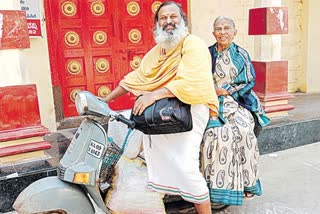 Pilgrimage on scooter  mother on a pilgrimage on his fathers scooter  Bajaj Chetak scooter  Sri Raghavendra Swamy Mutt in Palamuru  D Krishna Kumar  Chudaratnamma was born in Navasama  head of the Mahindra group Anand Mahindra  Son along with his 73 year old mother  Son along with his 73 year old mother travels  73 year old mother travels on Scooter in Mysuru  nspiring Mother Son Duo Journey  അച്ഛന്‍റെ മരണത്തില്‍ തളര്‍ന്ന് അമ്മ  ജോലി രാജിവച്ച് അമ്മയെ ലോകം ചുറ്റിക്കാണിച്ച് മകന്‍  യാത്ര അച്ഛന്‍റെ സ്‌കൂട്ടറില്‍  അച്ഛന്‍റെ വിയോഗത്തോടെ ഏകാന്തതയിലൊതുങ്ങി  അമ്മയെ സന്തോഷിപ്പിക്കാനായി  എഞ്ചിനീയറിങ് ജോലി  എഞ്ചിനീയറിങ് ജോലി രാജിവച്ച്  അച്ഛന്‍റെ സ്‌കൂട്ടറില്‍ ലോകം ചുറ്റിച്ച ഒരു മകന്‍  മൈസൂരു  കൃഷ്‌ണകുമാര്‍  ചേതക്  അമ്മ  ചൂടാരത്നമ്മ