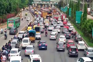 man left his newly married wife  newly married wife in Bangalore traffic  Bangalore traffic and ran away  ಬೆಂಗಳೂರು ಟ್ರಾಫಿಕ್​ನಲ್ಲಿ ಬಿಟ್ಟು ಪರಾರಿಯಾದ ನವವಿವಾಹಿತ  ಬೆಂಗಳೂರಿನಲ್ಲ ವಿಚಿತ್ರ ಘಟನೆ  ಹೆಂಡತಿಯನ್ನು ಬೆಂಗಳೂರು ಟ್ರಾಫಿಕ್​ನಲ್ಲಿ ಬಿಟ್ಟು ಪರಾರಿ  ಕಾರಿನಲ್ಲಿ ಪ್ರಯಾಣಿಸುತ್ತಿದ್ದ ನವವಿವಾಹಿತ  ಬೆಂಗಳೂರಿನ ಟ್ರಾಫಿಕ್​ನಲ್ಲಿ ಬಿಟ್ಟು ಪರಾರಿ  ಹೆಂಡ್ತಿಯನ್ನು ಬಿಟ್ಟು ಹೋಗಲು ಕಾರಣ