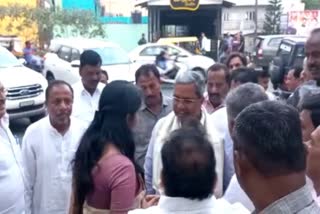 mlc-puttanna-joins-congress-protest-from-congress-leaders