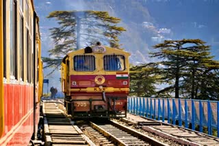 कालका-शिमला रेलवे ट्रैक पर ट्रेन की चपेट में आने से कटी टांग