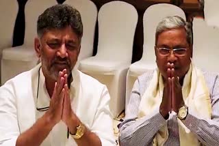 siddaramaiah-dk-shivakumar-call-to-give-congress-party-guarantee-card