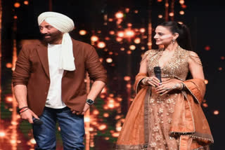 Sunny Deol and Ameesha Patel dance to Udd Ja Kale Kawaan at Zee Cine Awards