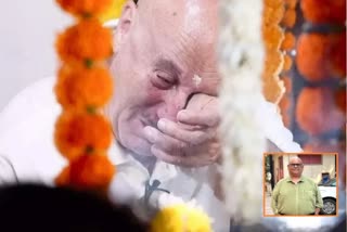 ANUPAM KHER BREAKS DOWN BEFORE SATISH KAUSHIKS DEAD BODY WATCH VIDEO