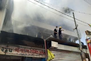 Vadodara Fire : કપડાંની દુકાનોમાં આગ ભભૂકી, વડોદરા ફાયર વિભાગની 6 ગાડીઓ દોડી આવી