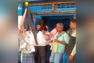 farmer offered to give ox  bribe  corruption  give ox to the officials who demanded bribe  karnataka different farmer protest  latest news in karnataka  latest national news  കൈക്കൂലി ആവശ്യപ്പെട്ടു  ഉദ്യോഗസ്ഥര്‍ക്ക് കാളയെ നല്‍കി  കര്‍ഷകന്‍റെ വേറിട്ട പ്രതിഷേധം  കര്‍ണാടക കര്‍ഷകന്‍റെ വേറിട്ട പ്രതിഷേധം  യല്ലപ്പ രനോജി  കര്‍ണാടക ഏറ്റവും പുതിയ വാര്‍ത്ത  ഇന്നത്തെ പ്രധാന വാര്‍ത്ത