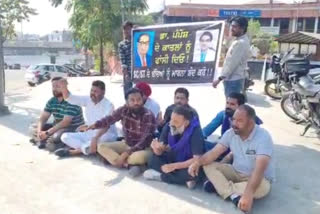 Protest against Amritsar police: Justice did not get in the case of suicide by a female doctor, Dalit community took to the streets