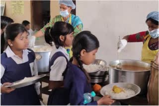 Government plans to settle Honorarium  Honorarium of School Kitchen staffs  School Kitchen staffs  Kerala Government  അടുക്കളയിലെ ആശ്വാസം  ഉച്ചഭക്ഷണ തൊഴിലാളി  കുടിശിക തീർക്കാനൊരുങ്ങി സംസ്ഥാന സർക്കാർ  സംസ്ഥാന സർക്കാർ  തൊഴിലാളികളുടെ മുടങ്ങിക്കിടന്ന ഓണറേറിയം  ഓണറേറിയം  വിദ്യാഭ്യാസ മന്ത്രി  മന്ത്രി  ശിവൻകുട്ടി  തൊഴിലാളി  സ്‌കൂൾ