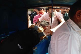 Rajkot News: રાજકોટમાં ચાલુ એમ્બુલન્સે ઑક્સિજનનો વાલ્વ તૂટ્યો, ચાલક દર્દીને મૂકી ભાગી ગ્યો