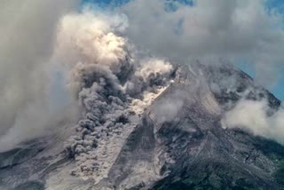 Indonesias Mount Merapi volcano erupts