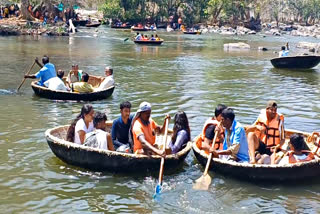 கோடை வெப்பத்தை தணிக்க ஒகேனக்கல்லில் குவிந்த சுற்றுலாப் பயணிகள்