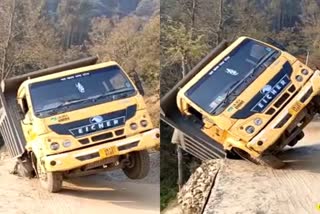 truck-fell-into-a-ditch-in-uttarakhand