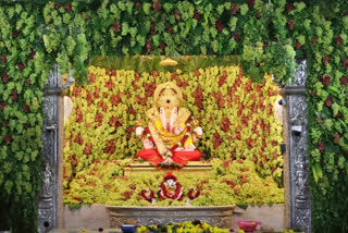 Decoration of dagdusheth ganpati  dagdusheth ganpati with 2000 kg grapes  dagdusheth ganpati news  ದಗಡೂಸೇಠ್​ ಗಣಪತಿ ದೇವಾಲಯ  ದ್ರಾಕ್ಷಿಯಿಂದ ಅಲಂಕಾರಗೊಂಡ ದಗಡೂಸೇಠ್​ ಗಣಪತಿ ದೇವಾಲಯ  ದಗಡೂಸೇಠ್​ ಹಲ್ವಾಯಿ ಗಣಪತಿ ಟ್ರಸ್ಟ್  ದೇವಸ್ಥಾನದಲ್ಲಿ ಆಕರ್ಷಕ ದ್ರಾಕ್ಷಿ ಹಬ್ಬ  ಕಪ್ಪು ಮತ್ತು ಹಸಿರು ದ್ರಾಕ್ಷಿ