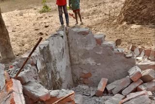 Uttar Pradesh  ഉത്തർപ്രദേശ്  ലഖിംപൂർ ഖേരി  ടോയ്‌ലറ്റ്  മരണം  അപകട മരണം  ദാരുണാന്ത്യം  പൊലിസ്  കുട്ടി  child death  accident  murder  Child dies after govt built toilet collapses
