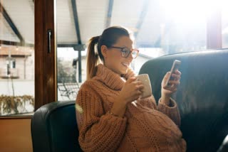 pregnant woman using smartphone