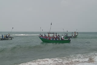 தூண்டில் பாலம் அமைக்க கோரி மீனவர்கள் கடலில் இறங்கி போராட்டம்!!