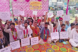 Handicapped in Bathinda protested against the Punjab government in front of the DC office