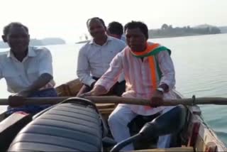 Congress MLA crossed Hasdeo river by rowing
