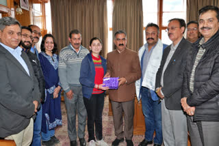 Mountaineer Amit Negi met the Chief Minister