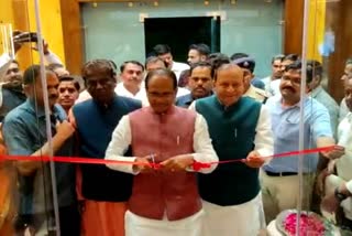 sehore people welcome shivraj by showering flowers