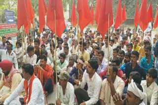 Workers surrounded the office of the Deputy Commissioner in Mansa