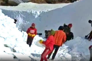 Kedarnath footpath ridden with 10-ft snow; workers removing frozen matter on foot