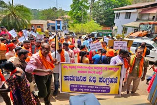 ರಸ್ತೆ ದುರಸ್ತಿಗಾಗಿ ವಿನೂತನ ಪ್ರತಿಭಟನೆ