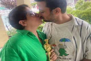 GUNEET MONGA LIPLOCK WITH HUSBAND SUNNY SINGH HOLDING OSCAR TROPHY