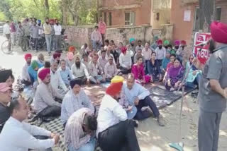 Protest against the transfer of linemen, the employees staged a sit-in, raised slogans